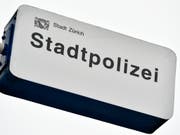 Polizeigrosseinsatz in Zürich wegen verwirrten Vaters: Er drohte, sein Kind aus dem zweiten Stock fallen zu lassen. (Bild: KEYSTONE/WALTER BIERI)