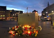 Blumen und Kerzen liegen nach dem Angriff auf die Synagoge in Halle mit zwei Toten am Vortag am Geoskop auf dem Marktplatz. (Bild: Keystone/Marek Majewsky, Halle, 10. Oktober 2019)