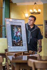 Den Zeitungsartikel zur Restaurantübergabe hat Mahmut Özdemir rahmen lassen. Nun ist sein Sohn verschwunden. (Bild: Michel Canonica)