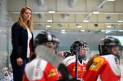 Florence Schelling (links) trägt nun die Hauptverantwortung für die Spielerinnen der U18-Nationalauswahl. Bild: Gian Ehrenzeller/Keystone (St.Gallen, 23. August 2018)