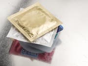 Geoutete Männer, die Sex mit Männern haben, setzen sich mehr mit den Risiken sexuell übertragbarer Krankheiten auseinander. (Bild: KEYSTONE/CHRISTIAN BEUTLER)