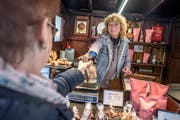 Ursula Gabriel an ihrem ehemaligen Marronistandplatz vor der Kantonalbank an der Pilatusstrasse in Luzern. (Bild: Pius Amrein, 11. Januar 2019)