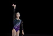 Giulia Steingruber winkt in Stuttgart ins Publikum (Bild: Keystone)