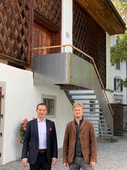 Kantonalbank-Chef Heinrich Leuthard (links) und Vereinspräsident Roger Imboden vor dem Chäslager. Bild: PD