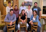 Der neue Vorstand der Theatergesellschaft mit den abtretenden Mitgliedern. (Bild: PD)