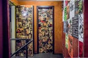 So kunterbunt wie die Gäste, sind auch die Wände und Türen im «Magdi». (Bild: Nadia Schärli Luzern, 1. Oktober 2019)