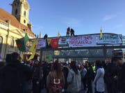 Hunderte Kurdinnen und Kurden protestierten in Bern am Freitagabend gegen die türkische Offensive in Nordsyrien. (Bild: Therese Hänni Keystone-sda)