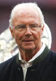 Franz Beckenbauer, 74, als Zuschauer in einem Fussballstadion. Den Auftritt in einem Gerichtssaal hingegen meidet er. (Bild: Getty Images, München, 4. Mai 2019)