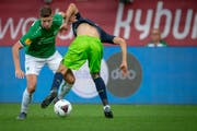 St.Gallens Cedric Itten erzielt im Testspiel gegen Stuttgart in der 57. Minute das Anschlusstor zum 1:3. (Bild: Benjamin Manser)