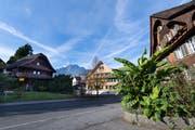 Im Gebiet Dorfkern Ost muss der Bebauungsplan überarbeitet werden: Hier die Neumattstrasse mit dem Spycher der Egli-Zunft links und dem Villigerhaus rechts.(Bild: Eveline Beerkircher, Horw 10. Oktober 2017)