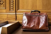 Parlamentarische Papiere, die studiert werden müssen, sind hier ordentlich verstaut. Wie viel Lohn ein Parlamentarier schlussendlich nach Hause trägt, ist von vielen verschiedenen Faktoren abhängig. (Bild: Keystone/Peter Klaunzer, Bern, 26. September 2019)