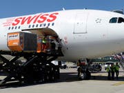 Ein Flugzeug der Fluggesellschaft Swiss auf dem Flughafen Kloten (Archivbild). (Bild: KEYSTONE/STEFFEN SCHMIDT)