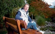 Als Abschiedsgeschenk erhielt Beat Wolf von seinen Kollegen eine Bank.Bild: Maria Schmid (Neuheim, 10. Oktober 2019)