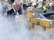 Die Initiative gegen Tabakwerbung ist formell zustande gekommen. «Wir wollen nicht, dass Kinder und Jugendliche mit dieser Werbung belastet werden», hatte Hans Stöckli, Präsident des Initiativ-Vereins, beim Einreichen der Unterschriften unter qualmendem Rauch gesagt. (Bild: KEYSTONE/PETER SCHNEIDER)