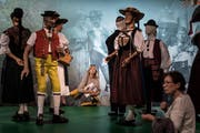 Das Défilé der Trachten auf den alten Landipuppen lässt die Besucher staunen.