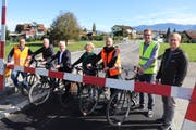 Bei der Eröffnung des Velowegs (von links): Michael Bühler (Bänziger Partner), Hansruedi Schümperli (Verkehrskommission) Roland Wälter (Gemeindepräsident), Claudia Aeberhard (Verkehrskommission), Daniel Litscher (Kantonale Fachstelle Fuss- und Veloverkehr), Christoph Hutter (Leiter Technische Betriebe), Jürg Buschor (Projektleiter Hoch- und Tiefbau). (Bild: Philippe Gall)