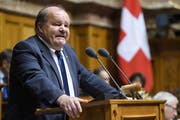 Der Luzerner Nationalrat Felix Müri (SVP) nutzt seine Redezeit während der Herbstsession 2019. (Bild: Keystone/Anthony Anex, Bern, 16. September)