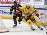 Immer einen Schritt zu spät: Fribourgs Tristan Vauclair läuft Biels Peter Schneider hinterher (Bild: KEYSTONE/ANTHONY ANEX)