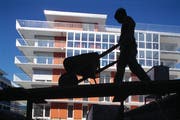 Die Schwarzarbeit im Kanton Zug ist steigend. (Symbolbild: Keystone/Gaetan Bally, Wülflingen, 30. Juli 2003)