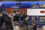 Die SBB mussten Passagiere bei Herbstferienbeginn aus überfüllten Zügen am Gotthard weisen. (Bild: Keystone)