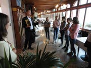 Hoteldirektor Thomas Thürig zeigt den Achtklässlern den Speisesaal.