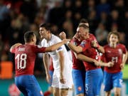 Die tschechischen Spieler jubeln nach ihrem wertvollen Heimsieg gegen England (Bild: KEYSTONE/AP/PETR DAVID JOSEK)