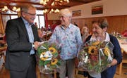 Franz Enderli, Stiftungspräsident der Pro Senectute OW, überreicht Ortsvertreterin Maria von Rotz (Mitte) und Elisabeth Waldvogel als Dank für ihren Einsatz zugunsten des Kernser Mittagstischs Blumen. (Bild: David von Moos, Kerns, 10. Oktober 2019)