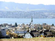 Blick auf Zollikon an der Zürcher Goldküste: Luxuswohnungen haben sich weiter verteuert (Archivbild). (Bild: KEYSTONE/WALTER BIERI)