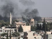 Türkischer Angriff auf die syrische Grenzstadt Ras al-Ain. (Bild: KEYSTONE/EPA/SEDAT SUNA)