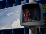 Die Ampel steht für Meteo Schweiz auf Rot: Die Behörde hat der Flugsicherung Skyguide zu hohe Kosten für den Flugwetterdienst verrechnet, wie eine Überprüfung durch das Bundesamt für Zivilluftfahrt (Bazl) ergab. (Bild: KEYSTONE/MARTIAL TREZZINI)