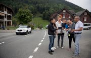 Initiantin Karin Feller (links) sammelt Unterschriften für mehr Verkehrssicherheit. (Bilder: Corinne Glanzmann, Obbürgen, 18. September 2019)