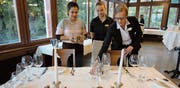 Auch das Tischdecken will gelernt sein. (Bilder: Ruedi Wechsler, Flüeli, 9. Oktober 2019)