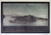 Die schwarz gerahmte Gedenktafel in der Rischer Friedhofskapelle erinnert an das tragische Schiffsunglück vom 24. Dezember 1817. Unter der bildlichen Darstellung wird der Hergang in Form eines Gedichtes erzählt. (Bild: Andreas Faessler, 12. September 2019)