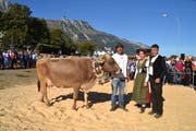 Christoph Dürr, mit der Miss Gams, die Ehrendame Gabriela Riegg und Gerry Scherrer, Präsident des Gamser Braunviehzuchtvereins (von links). (Bilder: Adi Lippuner)