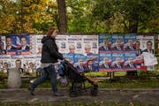 Polen wählt wohl wieder die Rechtspartei PiS. Sie hat ein extrem grosszügiges Sozialprogramm umgesetzt. Bild: AFP (Warschau, 9. Oktober 2019)