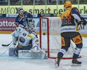Bezwingt Ambri-Goalie Dominik Hrachovina zweimal: EVZ-Topskorer Grégory Hofmann (rechts). (Bild: Urs Flüeler/Keystone, Zug, 11. Oktober 2019)
