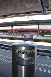 Bisher steht in Buchs einzig beim Perron 1 ein Aschenbecher (Bild). In den nächsten Tagen wird es auf jedem Perron einen Raucherbereich geben.