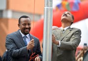 Gemeinsam für den Frieden: Nobelpreisträger und äthiopischer Präsident Abiy Ahmed und der eritreische Diktator Isayas Afewerki. (Bild: Keystone)
