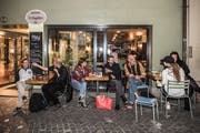 Die Autorin lässt sich vor der «Magdi»-Bar Geschichten erzählen. (Bild: Nadia Schärli, Luzern, 1. Oktober 2019)