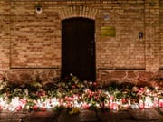 Kerzen und Blumen vor der Synagoge in Halle für die Opfer des Anschlags - der Todesschütze hat die Tat gestanden und ein rechtsextremistisches, antisemitisches Motiv bestätigt. (Bild: Keystone/EPA/CLEMENS BILAN)