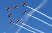 Das PC-7-Team der Schweizer Luftwaffe bei einer Vorführung an der letzten Iheimisch. (Bild: Romano Cuonz, Buochs Ennetbürgen, 31. Mai 2019)