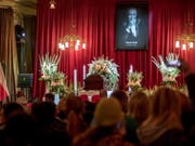Tausende nehmen in Prag Abschied von Karel Gott; der «Sinatra des Ostens» war am 1. Oktober mit 80 Jahren gestorben. (Bild: Keystone/EPA/MARTIN DIVISEK)