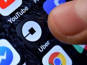 Trotz regulatorischer Hürden und Widerständen ist die Nutzung des Online-Fahrdienstes Uber in der Schweiz deutlich gestiegen. (Bild: KEYSTONE/EPA/SASCHA STEINBACH)