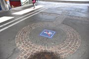 Dieser «Rauchfrei»-Hinweis im Zugang zum Bahnhof Buchs erinnert die Raucher daran, ihren Glimmstängel auszudrücken.