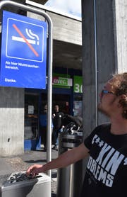 Beim Zugang zum Bahnhof Buchs heisst es: «Zigarette ausdrücken!»