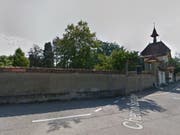 58 hohe Bäume auf dem Friedhof St. Leonhard in Freiburg müssen durch niedrigere ersetzt werden. Dies, weil herunterstürzende Äste oder Bäume bei Sturm den Bahnverkehr behindern können. (Bild: Google Street View)