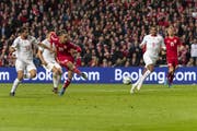 Der Moment der Entscheidung: Yussuf Poulsen trifft zum 1:0. (KEYSTONE/Georgios Kefalas).