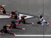 Eliud Kipchoge (im weissen Shirt) läuft im Windschatten der Hasen. (Bild: KEYSTONE/EPA/CHRISTIAN BRUNA)