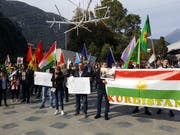Knapp 300 Personen sind in Bellinzona wegen der türkischen Offensive in Syrien auf die Strasse gegangen. (Bild: Gerhard Lob)