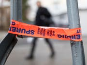 In der Stadt Zürich hat in der Nacht auf Samstag ein Mann auf zwei Personen eingestochen und diese schwer verletzt. (Bild: KEYSTONE/GAETAN BALLY)